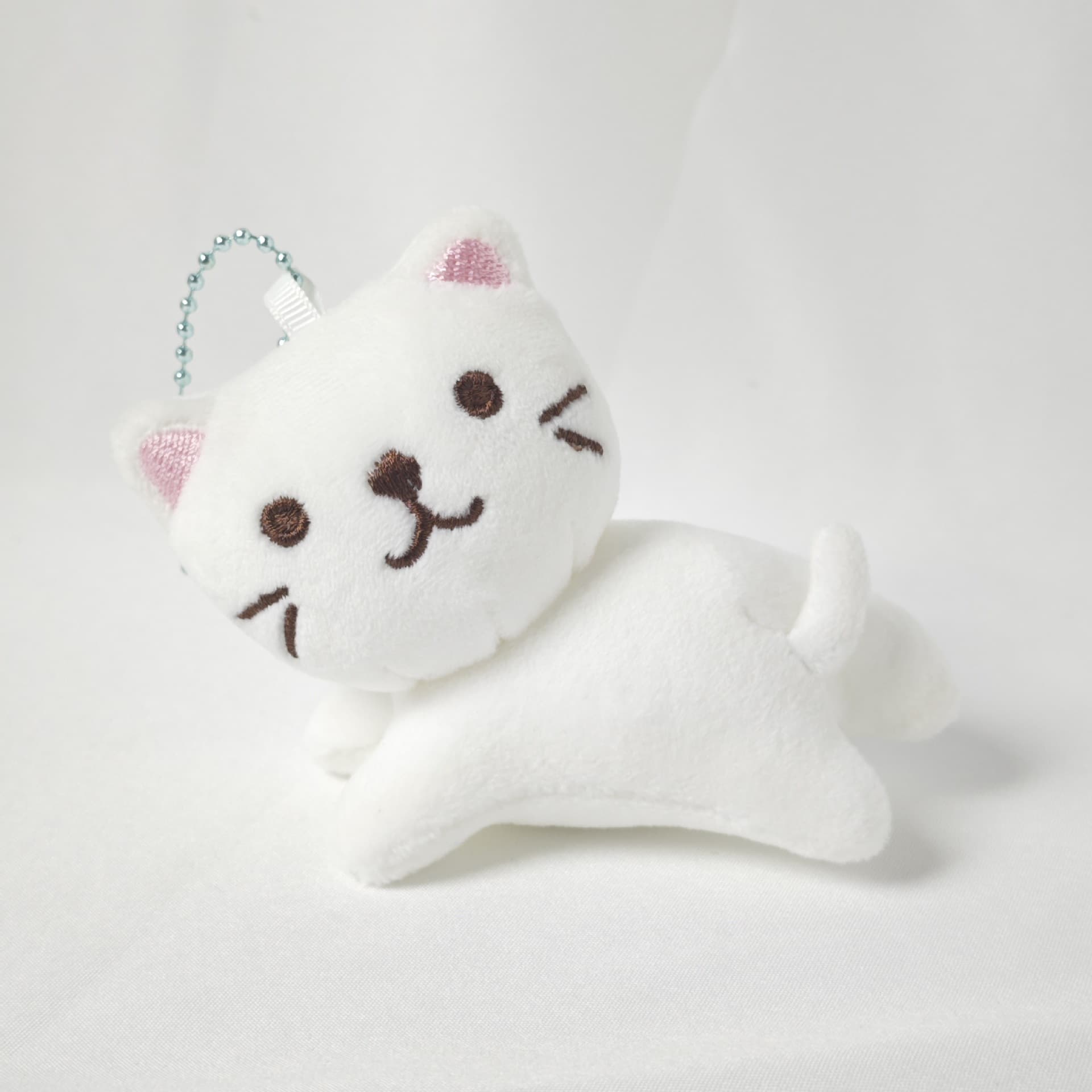 猫ぬいぐるみ ウインク子猫のマスコット