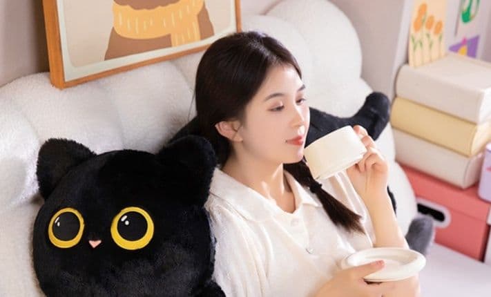 猫ぬいぐるみ 黒猫 まんまる目の寝そべり猫ぬいぐるみ