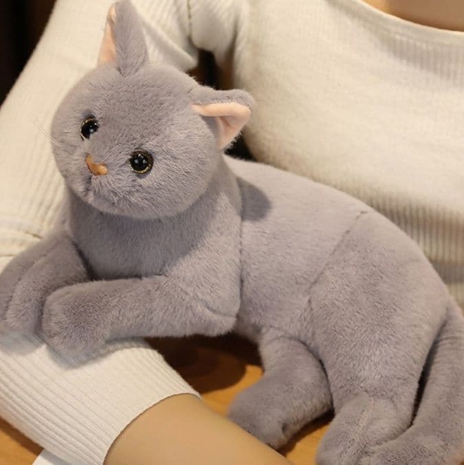 ごろ寝ポーズが愛らしい癒し系猫ぬいぐるみ