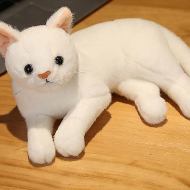 ごろ寝ポーズが愛らしい癒し系猫ぬいぐるみ