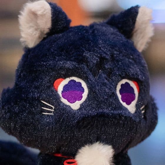 もこもこ座りポーズ黒子猫のぬいぐるみ