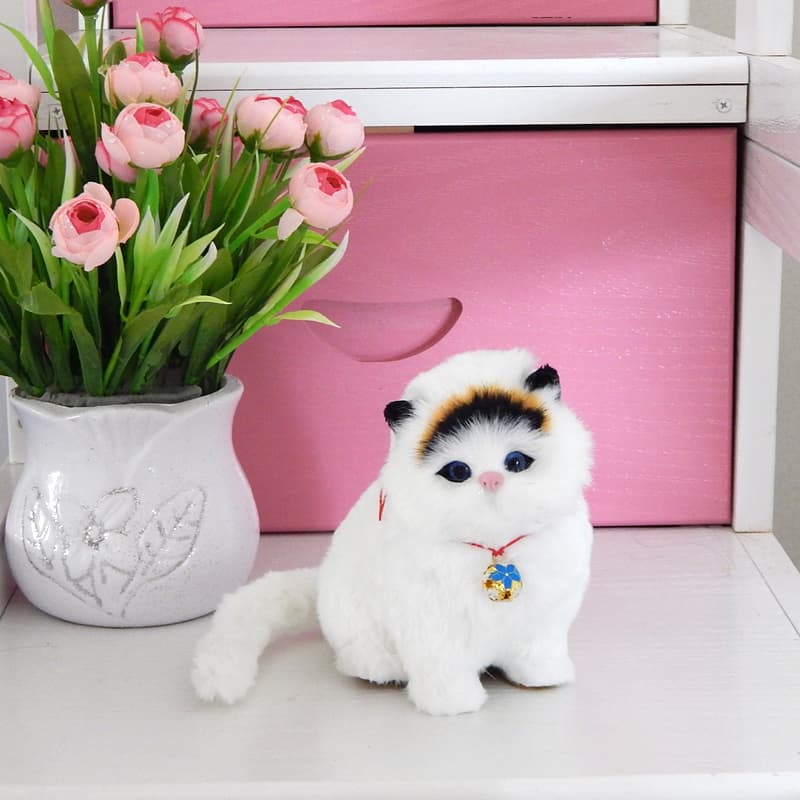 猫ぬいぐるみ ふわふわ座り姿の愛らしい子猫のぬいぐるみ