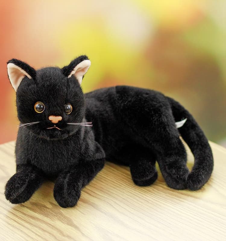 ごろ寝ポーズが愛らしい癒し系猫ぬいぐるみ