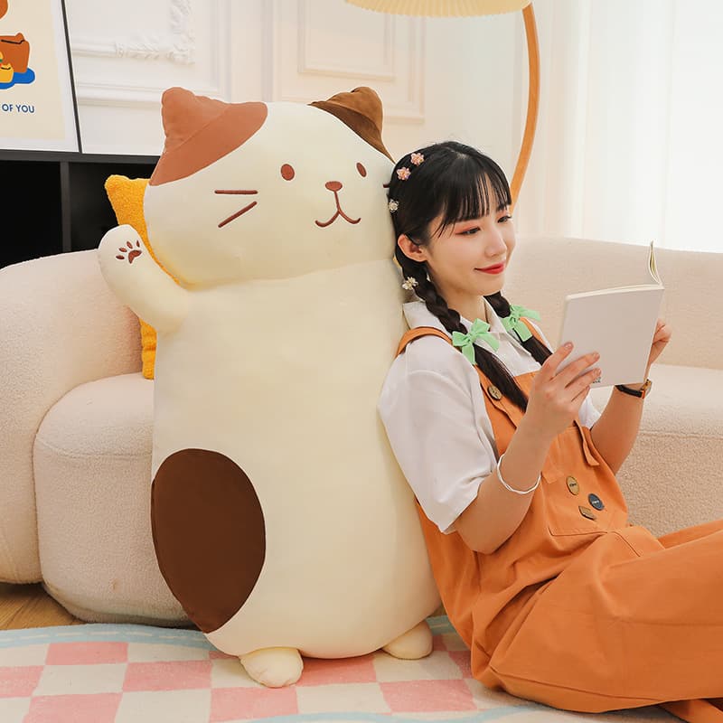 ばんざいポーズのまんまる三毛猫ぬいぐるみ