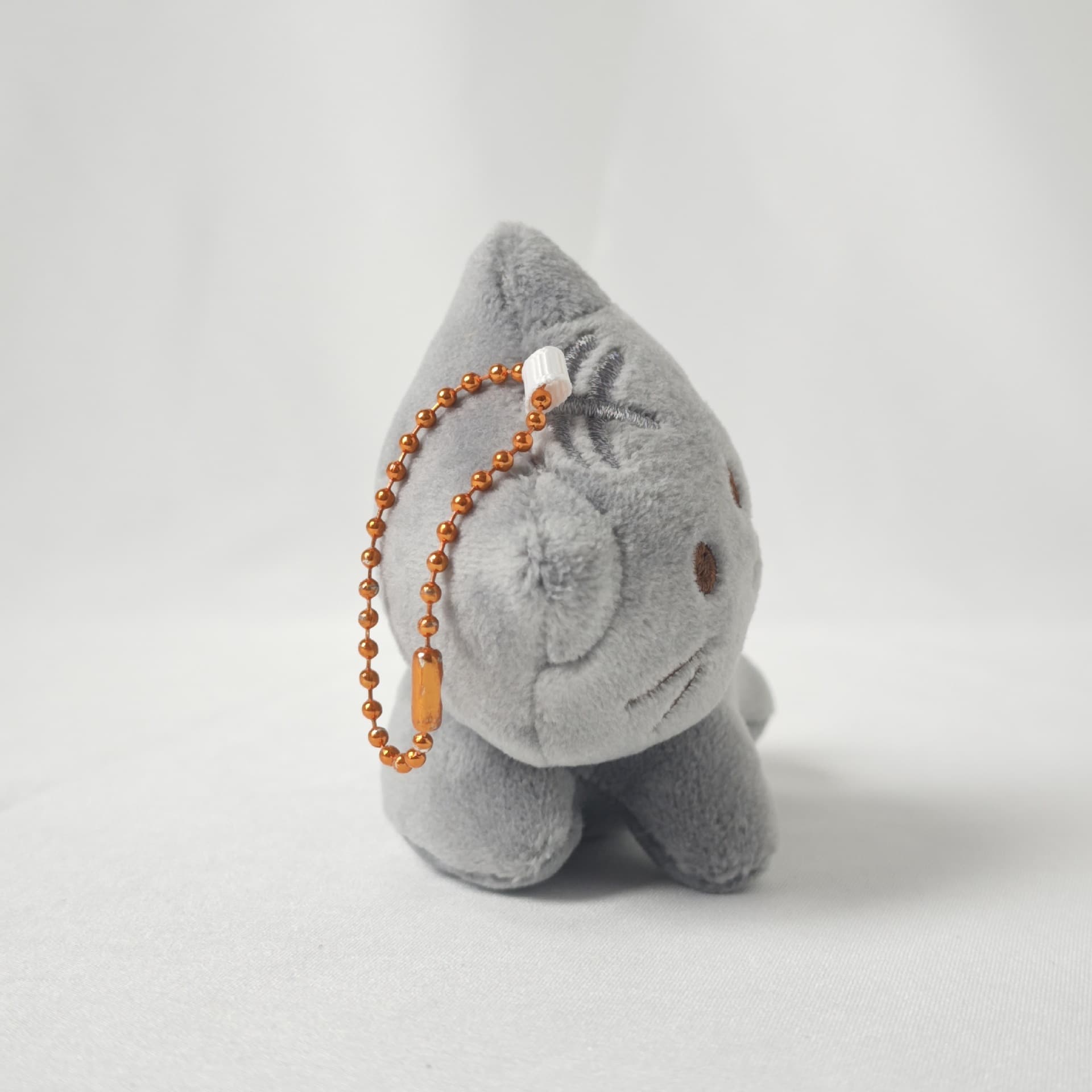 猫ぬいぐるみ ウインク子猫のマスコット