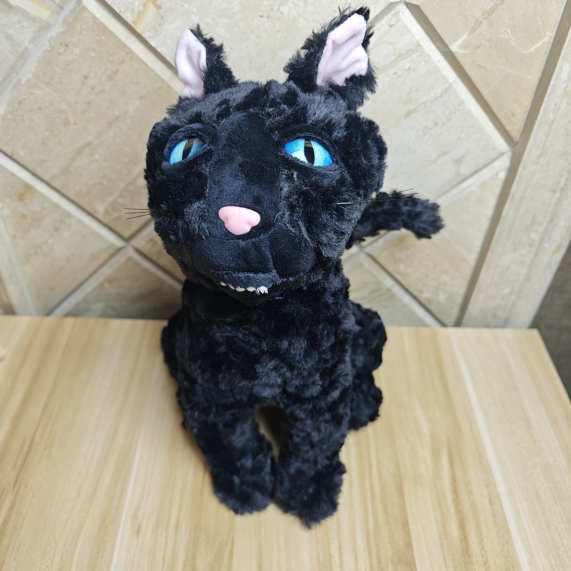 猫ぬいぐるみ 神秘的な青い瞳のもこもこ黒猫ぬいぐるみ