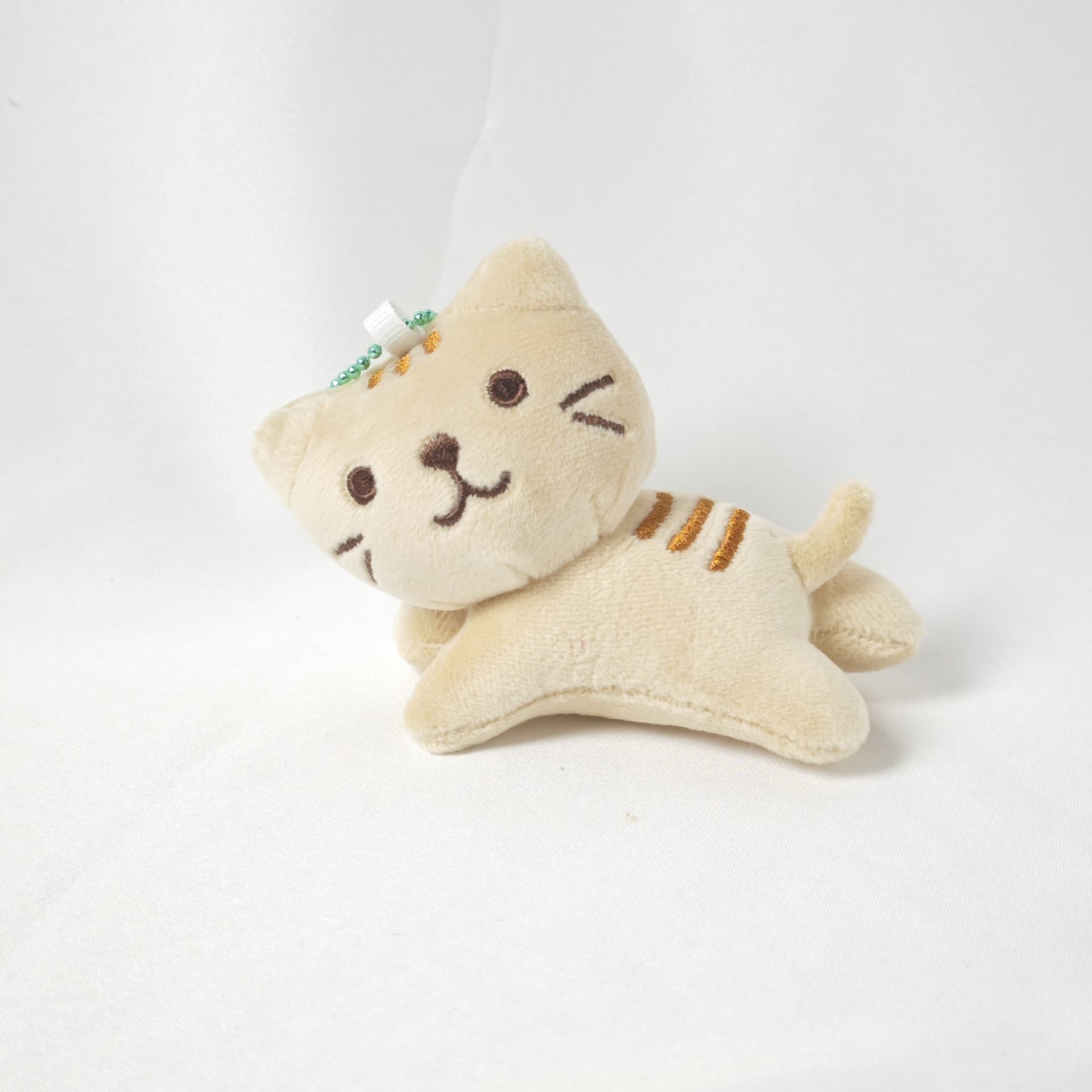 猫ぬいぐるみ ウインク子猫のマスコット