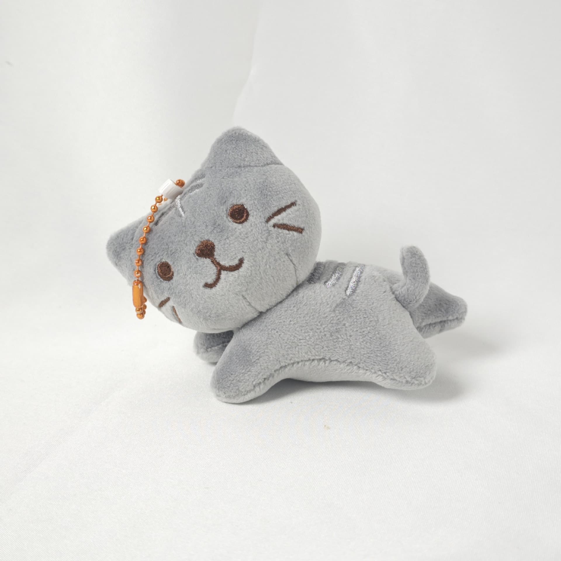 猫ぬいぐるみ ウインク子猫のマスコット