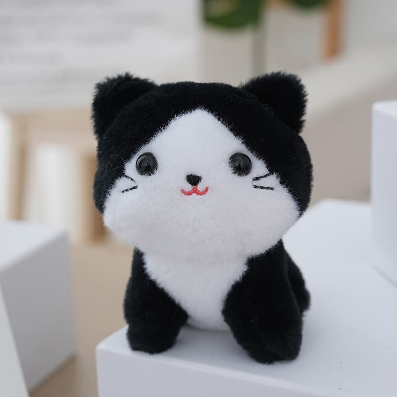 猫ぬいぐるみ ふわふわ微笑み黒はちわれ子猫マスコット