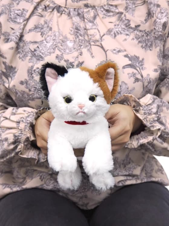 猫ぬいぐるみ 白色 三毛模様の愛らしい子猫ぬいぐるみ