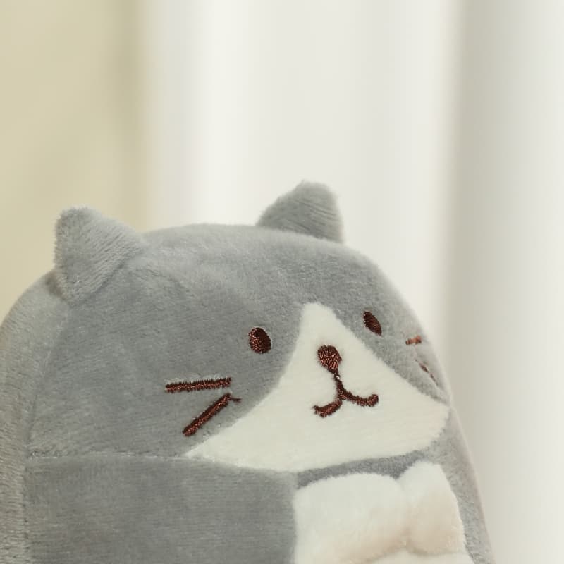猫ぬいぐるみ ふわふわ三毛模様のまんまるおすわり猫ちゃん