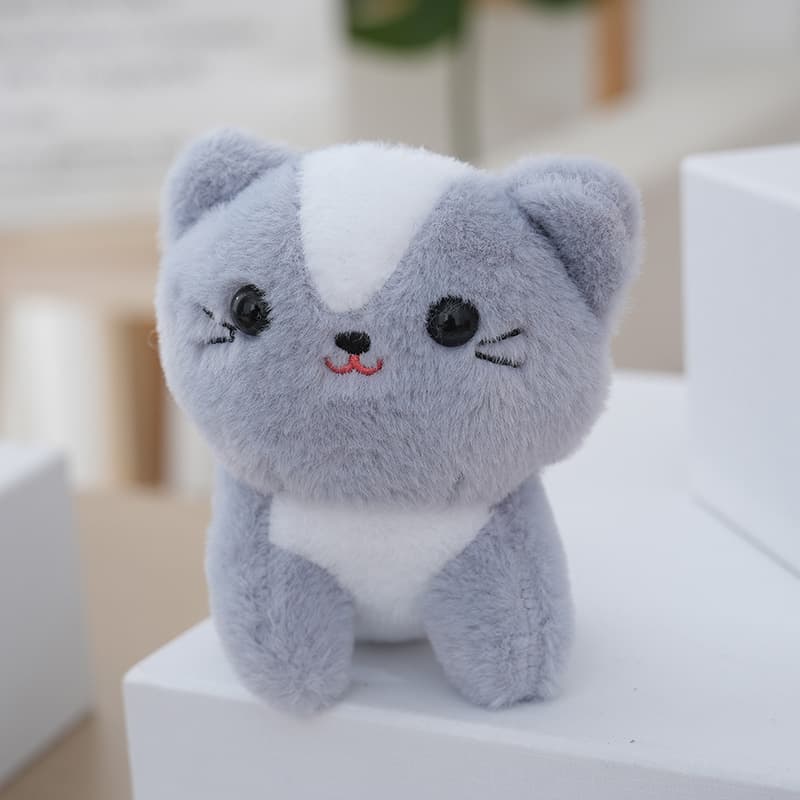 猫ぬいぐるみ ふわふわ微笑み黒はちわれ子猫マスコット