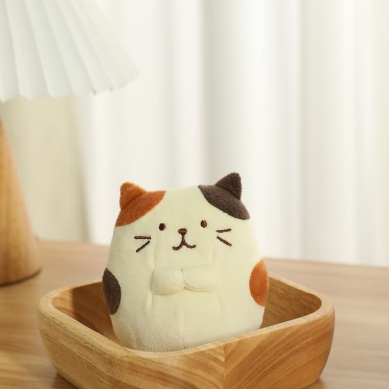 猫ぬいぐるみ ふわふわ三毛模様のまんまるおすわり猫ちゃん