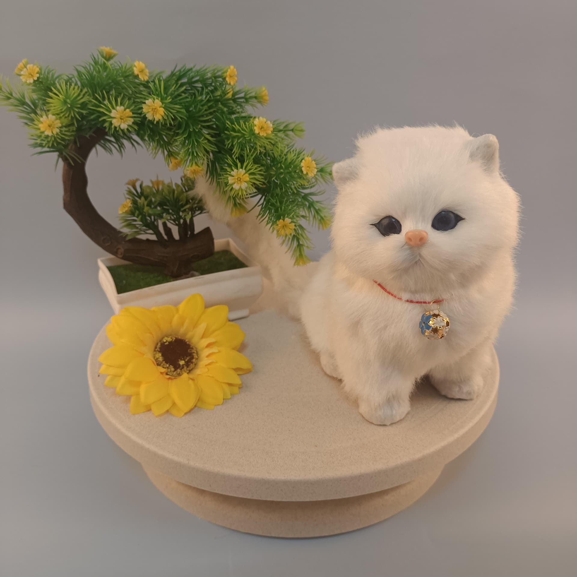 華やか鈴付き三毛猫ぬいぐるみ