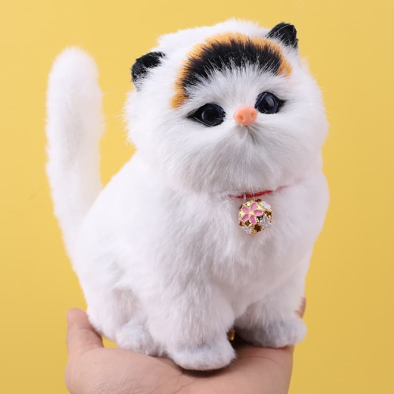 華やか鈴付き三毛猫ぬいぐるみ