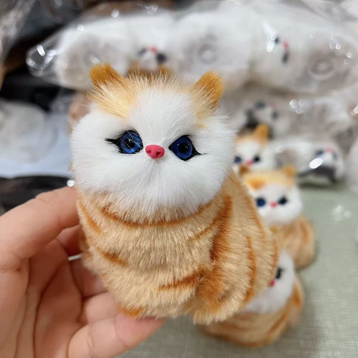 白ふわふわ長毛ペルシャ風猫ぬいぐるみ