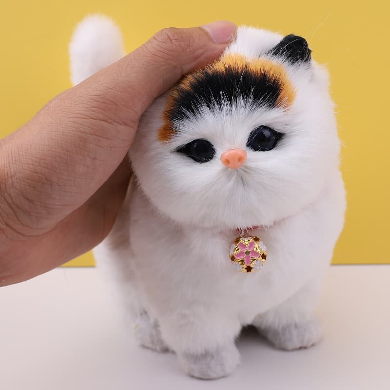 華やか鈴付き三毛猫ぬいぐるみ