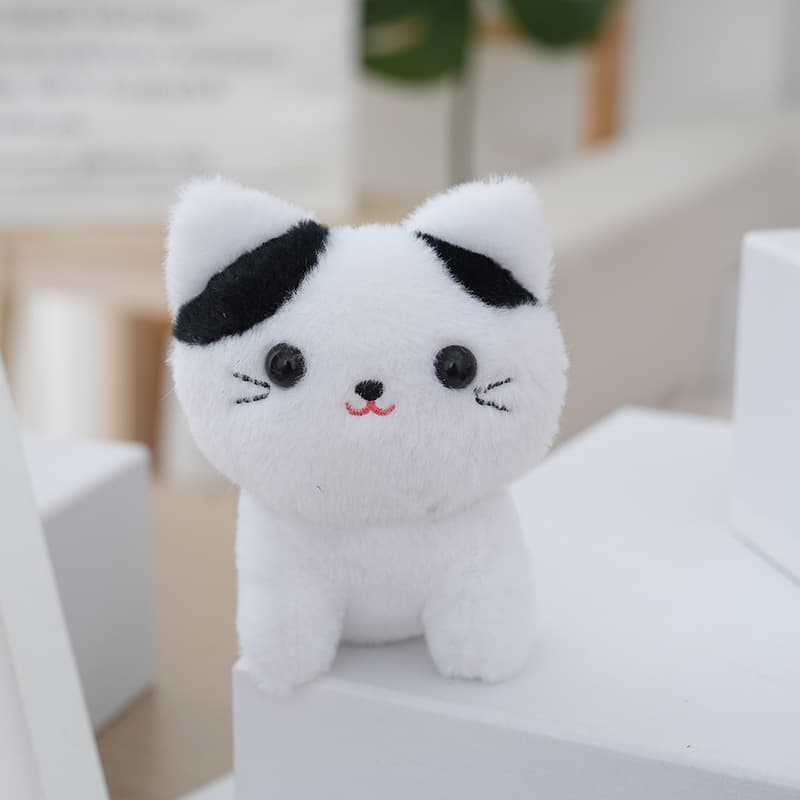 猫ぬいぐるみ ふわふわ微笑み黒はちわれ子猫マスコット