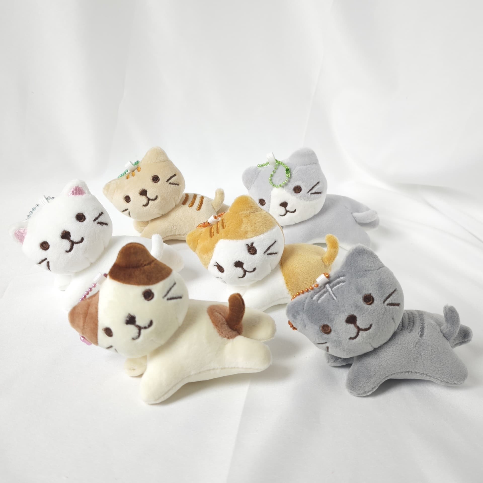 猫ぬいぐるみ ウインク子猫のマスコット