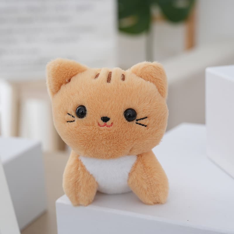 猫ぬいぐるみ ふわふわ微笑み黒はちわれ子猫マスコット