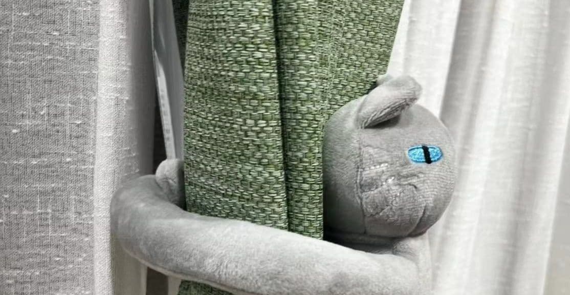猫ぬいぐるみ グレー つかまり猫のカーテンつり下げぬいぐるみ