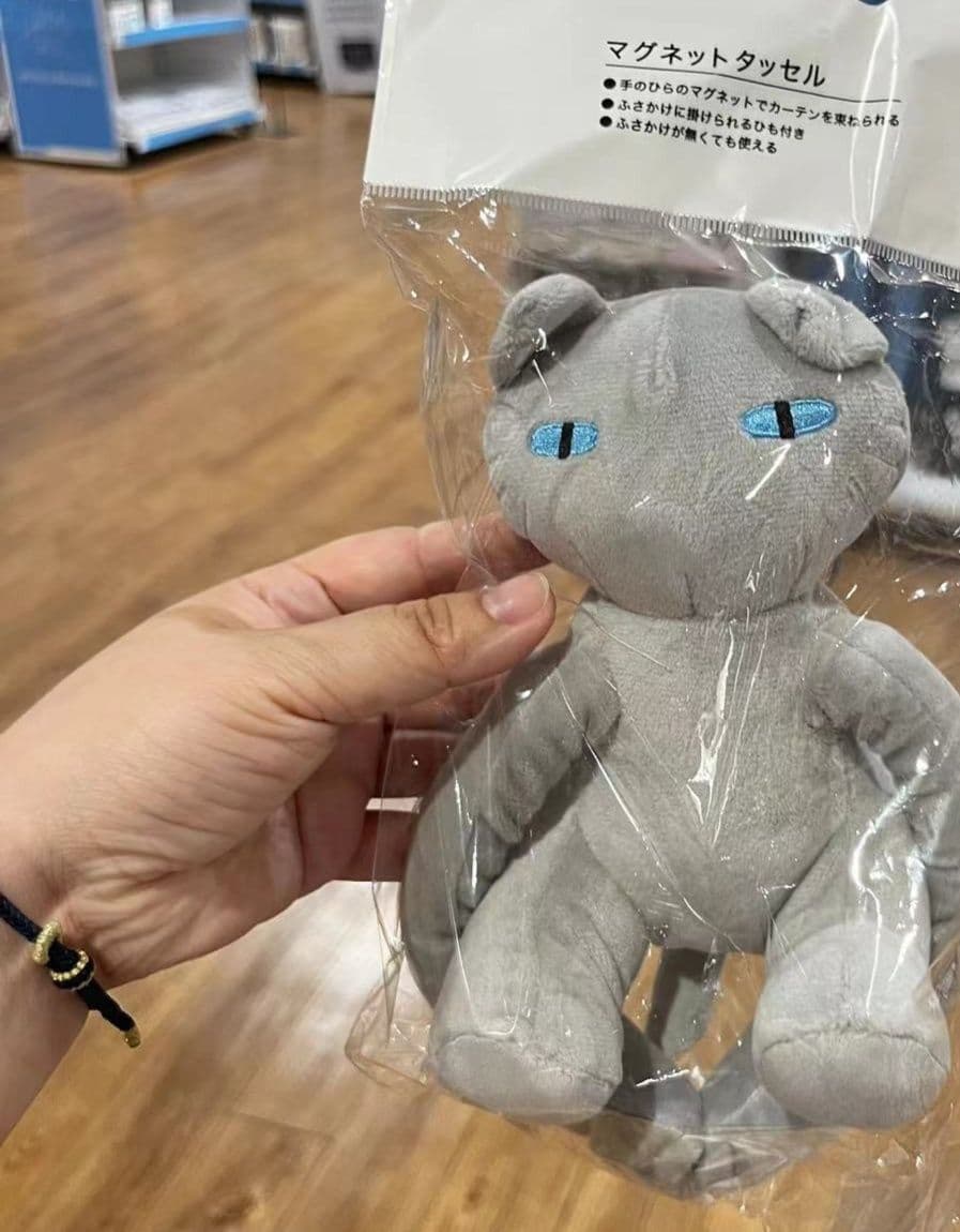 猫ぬいぐるみ グレー つかまり猫のカーテンつり下げぬいぐるみ