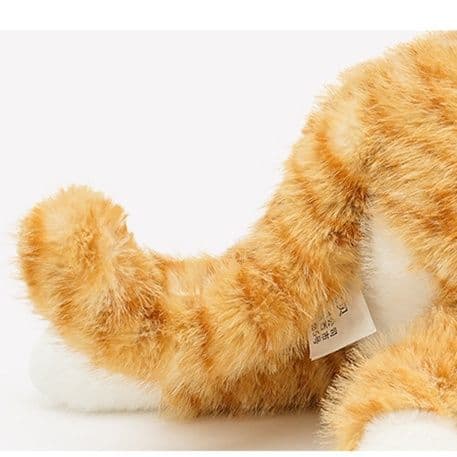 愛らしい瞳のおすわり子猫ぬいぐるみ