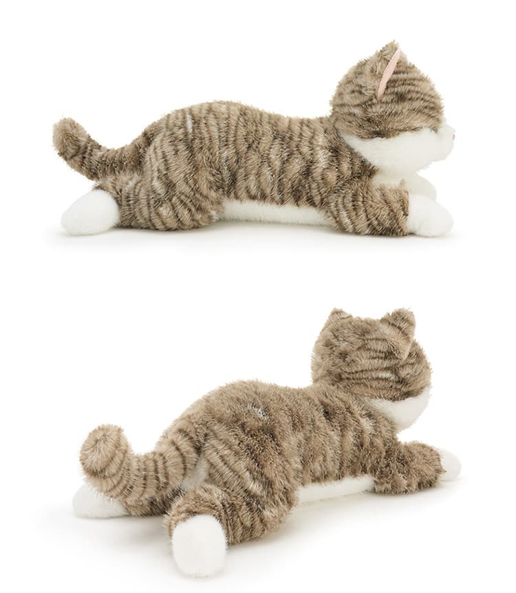 愛らしい瞳のおすわり子猫ぬいぐるみ